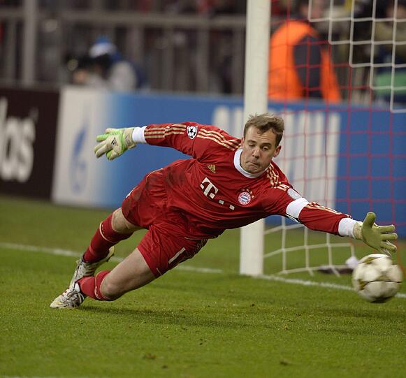 MANUEL NEUER, Fußball,  FC Bayern; 
Er steht nicht unter Dauerbeschuss, aber wenn der Nationalkeeper gebraucht wird, ist er da. Nur sieben Gegentore in der Hinrunde sprechen für sich. Schnell hat sich der Ex-Schalker in der FCB-Hierarchie etabliert.