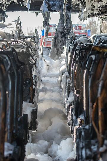 Der Bus brannte völlig aus.