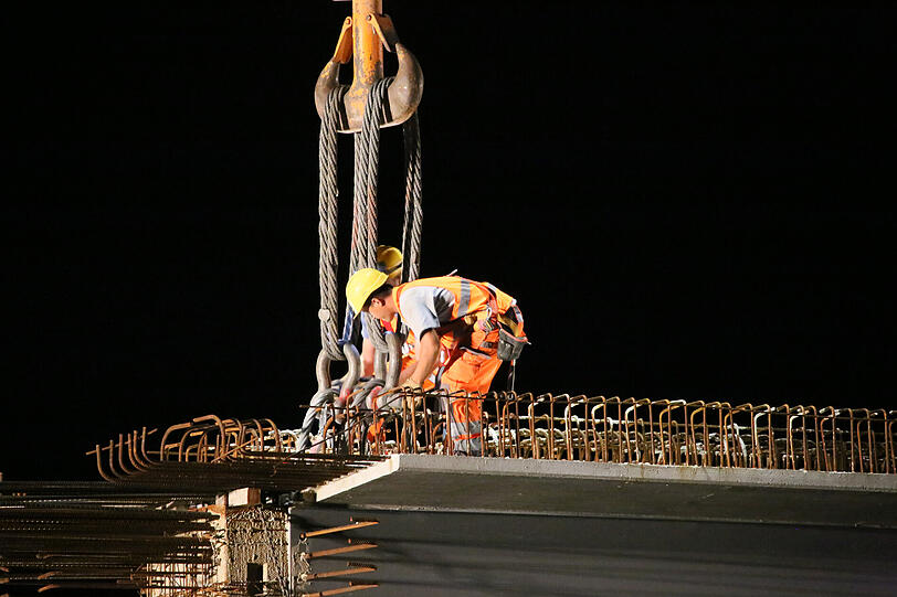142 Tonnen schwer und 50 Meter lang - so wurde ein Brückenteil in Mühldorf am Inn eingesetzt.