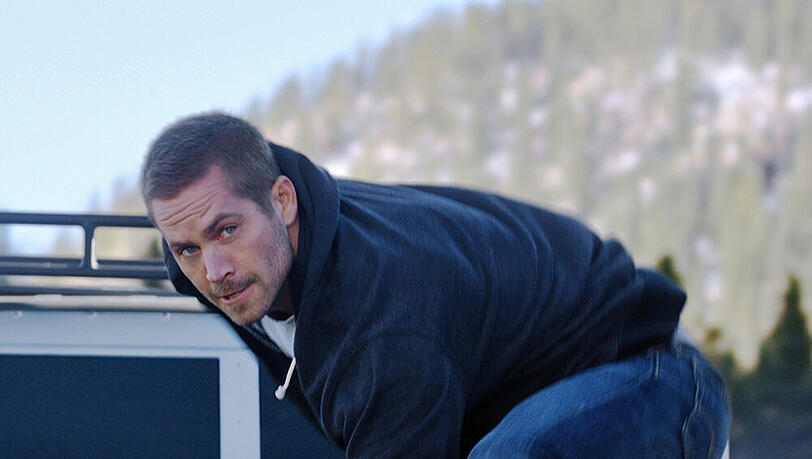 Waghalsiges Manöver mit Brian O'Connor (Paul Walker) in "Fast & Furious 7" Waghalsiges Manöver mit Brian O'Connor (Paul Walker) in "Fast & Furious 7"