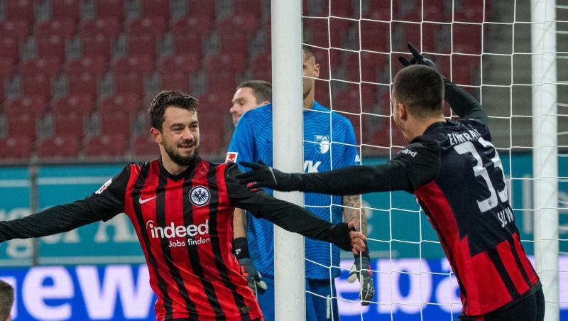 Die Frankfurter Amin Younes (l) und Andre Silva bejubeln die Führung.
