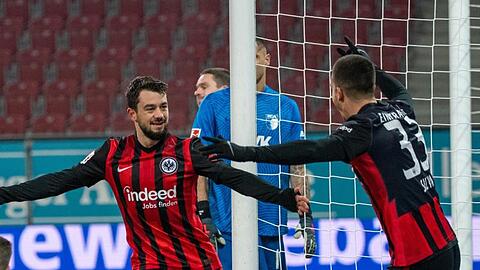 Die Frankfurter Amin Younes (l) und Andre Silva bejubeln die Führung.