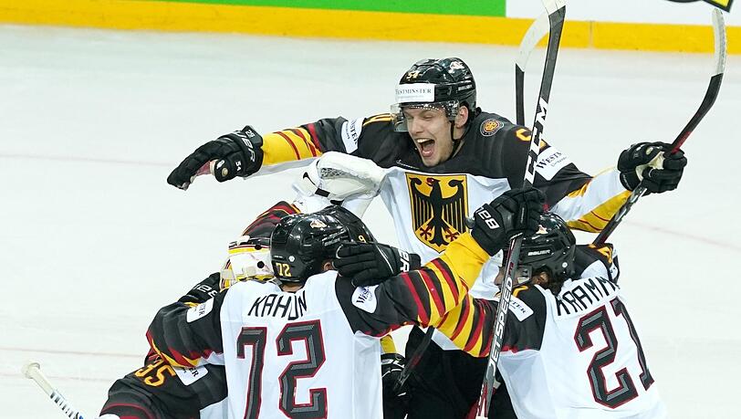 Halbfinale! Deutschland feiert den Sieg im Penalty-Krimi gegen die Schweiz bei der Eishockey-WM in Riga. Halbfinale! Deutschland feiert den Sieg im Penalty-Krimi gegen die Schweiz bei der Eishockey-WM in Riga.