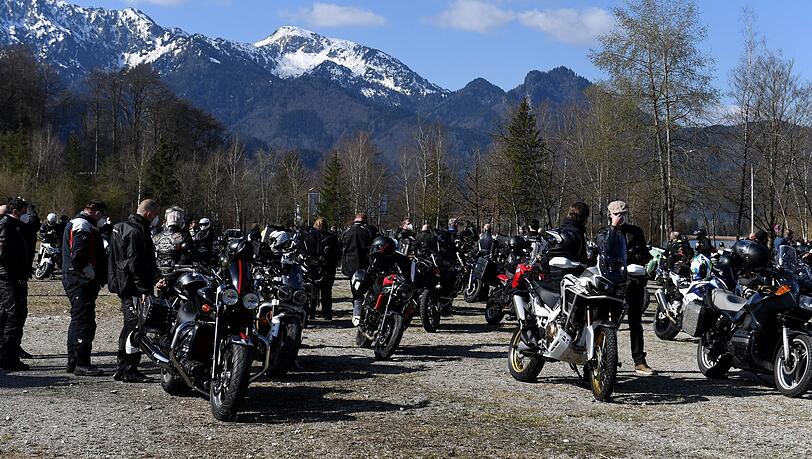 Die Kurven am Kesselberg sind seit 40 Jahren am Wochenende für Biker gesperrt. Dagegen stemmt sich diese Bikerdemo im April, zu der die Blue Peers aufgerufen haben.