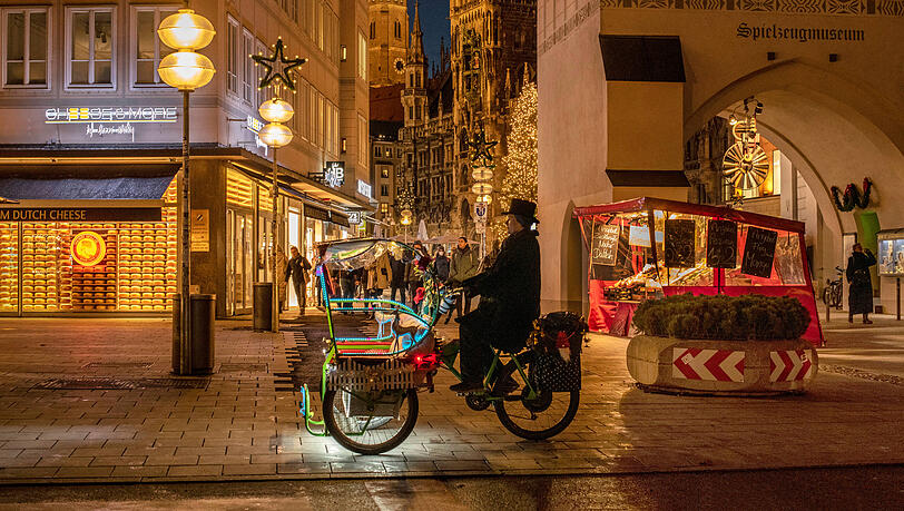 Die Weihnachtslichter und -schaufenster lassen sich auch an Weihnachten in München genießen – dann sogar mit weniger Trubel als in den Tagen davor. Rikschafahrer findet man im Zentrum auch an den stillen Tagen.