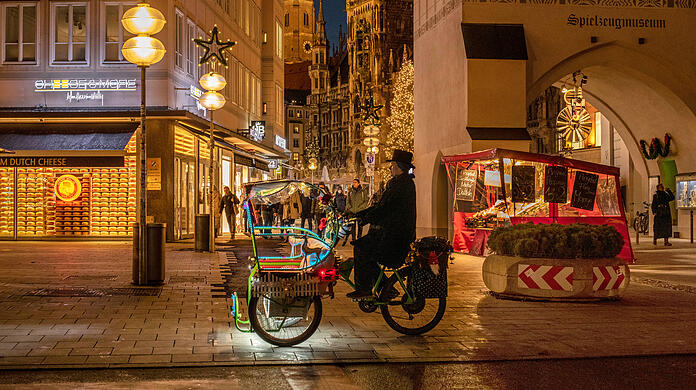 Die Weihnachtslichter und -schaufenster lassen sich auch an Weihnachten in München genießen – dann sogar mit weniger Trubel als in den Tagen davor. Rikschafahrer findet man im Zentrum auch an den stillen Tagen.