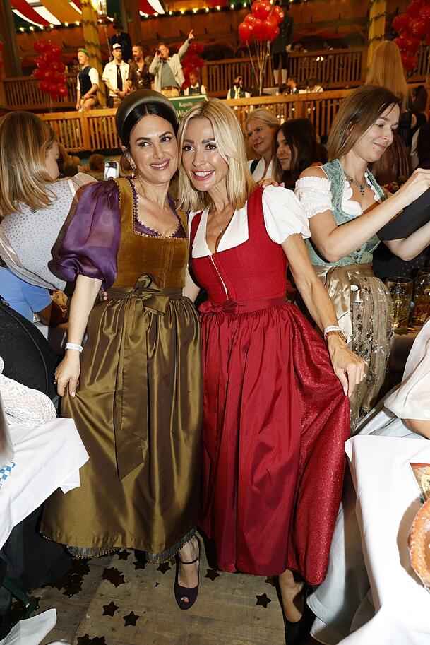 Feiern im Schützenzelt gemeinsam bei "Regines Damenwiesn": Victoria Lauterbach, Ehefrau von Schauspieler Heiner Lauterbach und Dirndl-Designerin Kinga Mathe. Feiern im Schützenzelt gemeinsam bei "Regines Damenwiesn": Victoria Lauterbach, Ehefrau von Schauspieler Heiner Lauterbach und Dirndl-Designerin Kinga Mathe.