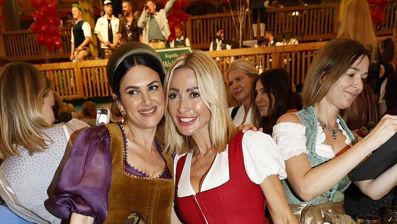 Feiern im Schützenzelt gemeinsam bei "Regines Damenwiesn": Victoria Lauterbach, Ehefrau von Schauspieler Heiner Lauterbach und Dirndl-Designerin Kinga Mathe. Feiern im Schützenzelt gemeinsam bei "Regines Damenwiesn": Victoria Lauterbach, Ehefrau von Schauspieler Heiner Lauterbach und Dirndl-Designerin Kinga Mathe.