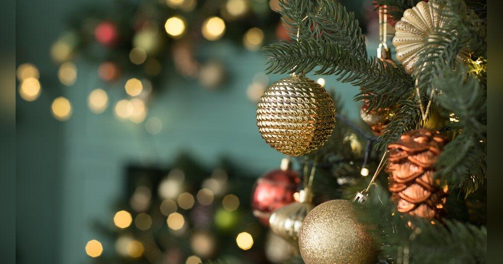 Angesagt-Diese-Farben-trenden-2025-bei-den-Weihnachtskugeln