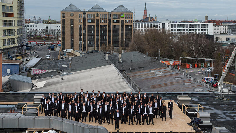 Die Musiker des Symphonieorchesters des Bayerischen Rundfunks posieren mit Mariss Jansons f&uuml;r ein Gruppenfoto auf einem Dach an der Kultfabrik im Werksviertel.