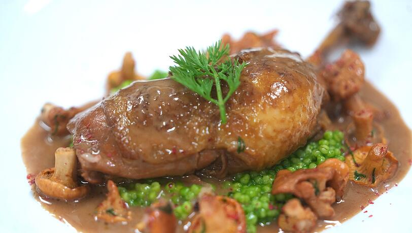 Coq au Riesling: geschmorte Maish&auml;hnchenkeule, Petersilien-Perlgraupen, Riesling-Pfifferling-Rahmso&szlig;e.