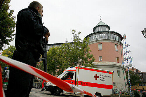 Polizisten vor einem Jahr vor dem Carolinum.