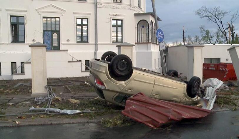 Sogar ein Auto wurde weggeweht.
