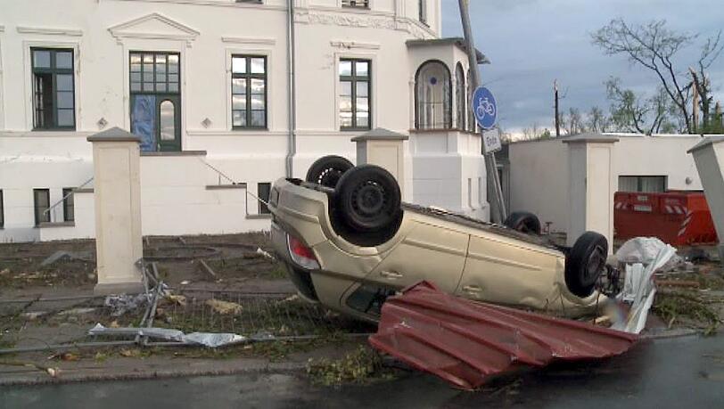 Sogar ein Auto wurde weggeweht. Sogar ein Auto wurde weggeweht.