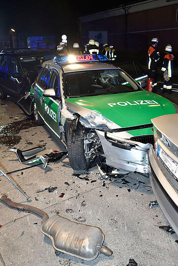 Die B 304 musste nach dem schweren Unfall für mehrere Stunden gesperrt werden - die Bilder vom Einsatz.