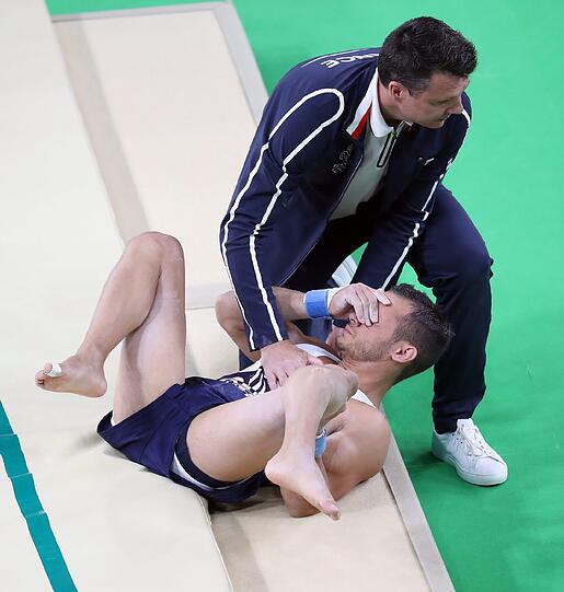 Der Franzose Samir Ait Said landete bei seiner Übung so unglücklich auf dem linken Bein, dass der Unterschenkel brach. Die Bilder.