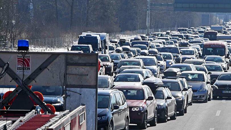 Zwei Personen wurden bei dem Unfall auf der A8 schwer verletzt. Etliche Gaffer auf der Gegenfahrbahn machten sogar Fotos vom Unfallort.