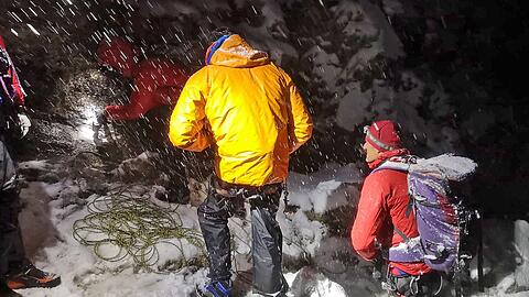 Die Bergwacht musste sich durch rund 20 Zentimeter Neuschnee zu den Kletterern kämpfen.