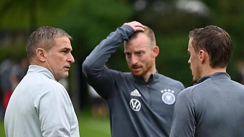 Plausch mit den Routiniers: DFB-Coach Stefan Kuntz (l-r) mit Maximilian Arnold und Max Kruse.