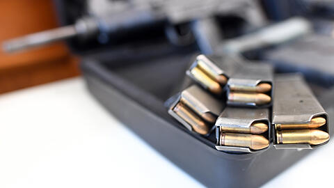 Volle Magazine für eine Maschinenpistole Uzi liegen am 23.09.2016 in Oberhausen (Nordrhein-Westfalen) auf einem Tisch. Eine solche Waffe schmuggelten auch die Angeklagten.