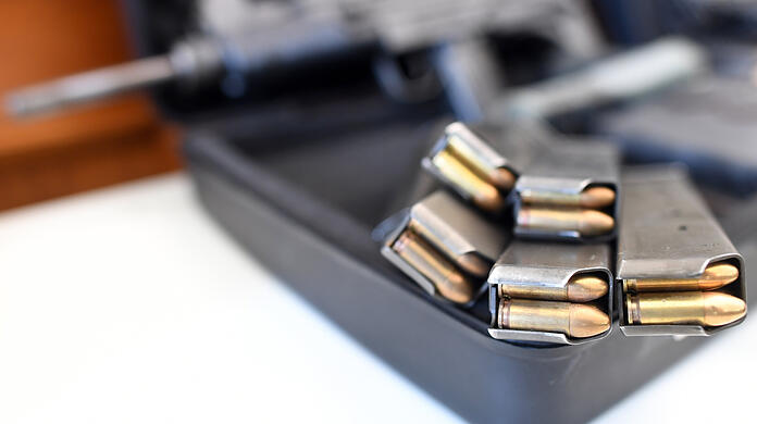 Volle Magazine für eine Maschinenpistole Uzi liegen am 23.09.2016 in Oberhausen (Nordrhein-Westfalen) auf einem Tisch. Eine solche Waffe schmuggelten auch die Angeklagten.