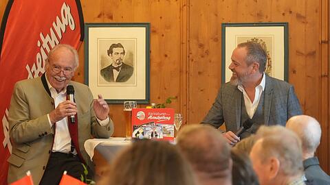 Er hat gute Laune - und verbreitet sie: Dieter Hanitzsch (l.) bei seiner Buchpräsentation mit AZ-Chefredakteur Michael Schilling.