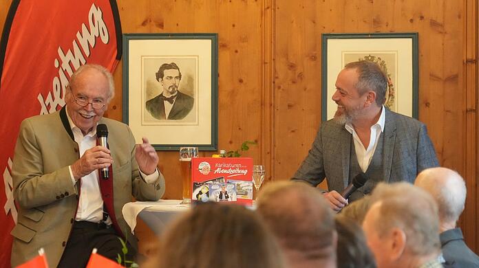 Er hat gute Laune - und verbreitet sie: Dieter Hanitzsch (l.) bei seiner Buchpräsentation mit AZ-Chefredakteur Michael Schilling.