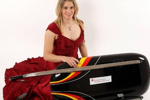 Ein Abendkleid zieht sie lieber an als Tracht: Rennrodlerin Natalie Geisenberger. Foto: Minkoff/Augenklick