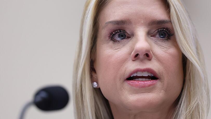 US-Justizministerin Pam Bondi muss sich kritischen Fragen vor einem Ausschuss stellen.