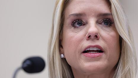 US-Justizministerin Pam Bondi muss sich kritischen Fragen vor einem Ausschuss stellen.