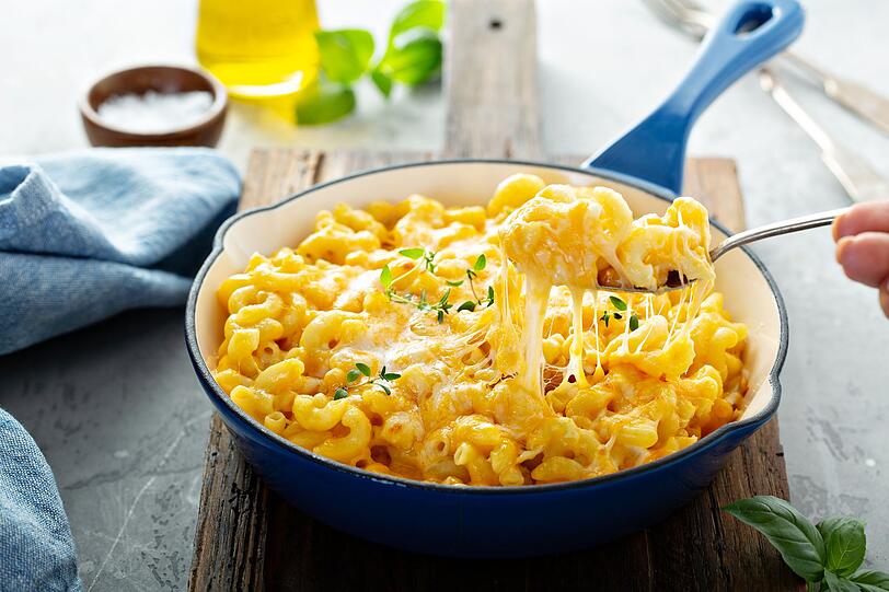 Für dieses französisches One-Pot-Rezept schneiden Sie zuerst zwei große Zwiebeln in feine Streifen und karamellisieren sie in einem Topf mit einem Esslöffel Butter für etwa zehn Minuten. Dann geben Sie 250 Gramm Nudeln wie Farfalle oder Penne und 700 Milliliter Gemüsebrühe hinzu und garen die Pasta nach Packungsangabe. Zum Schluss rühren Sie 100 Gramm geriebenen Emmentaler unter, bis eine cremige Konsistenz entsteht. Mit Pfeffer abschmecken. Für dieses französisches One-Pot-Rezept schneiden Sie zuerst zwei große Zwiebeln in feine Streifen und karamellisieren sie in einem Topf mit einem Esslöffel Butter für etwa zehn Minuten. Dann geben Sie 250 Gramm Nudeln wie Farfalle oder Penne und 700 Milliliter Gemüsebrühe hinzu und garen die Pasta nach Packungsangabe. Zum Schluss rühren Sie 100 Gramm geriebenen Emmentaler unter, bis eine cremige Konsistenz entsteht. Mit Pfeffer abschmecken.