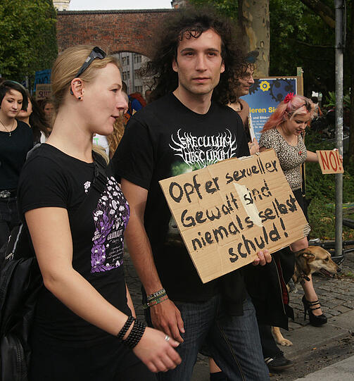 Beim Slutwalk in München haben heute rund 200 Menschen unter dem Motto "Nein heißt Nein" gegen Diskriminierung und Sexismus demonstriert. Sie stellen sich damit gegen sexualisierte Gewalt sowie gegen Vergewaltigungsmythen und -verharmlosungen.