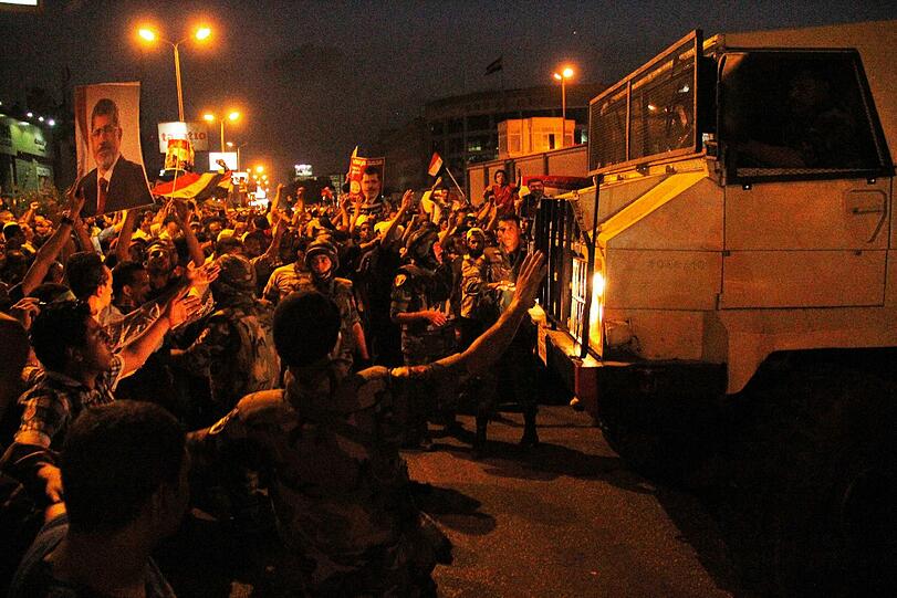 Ausnahmezustand am auf dem Tahrir-Platz in Kairo. Millionen Menschen feiern die Absetzung von Mohammed Mursi durch das ägyptische Militär.