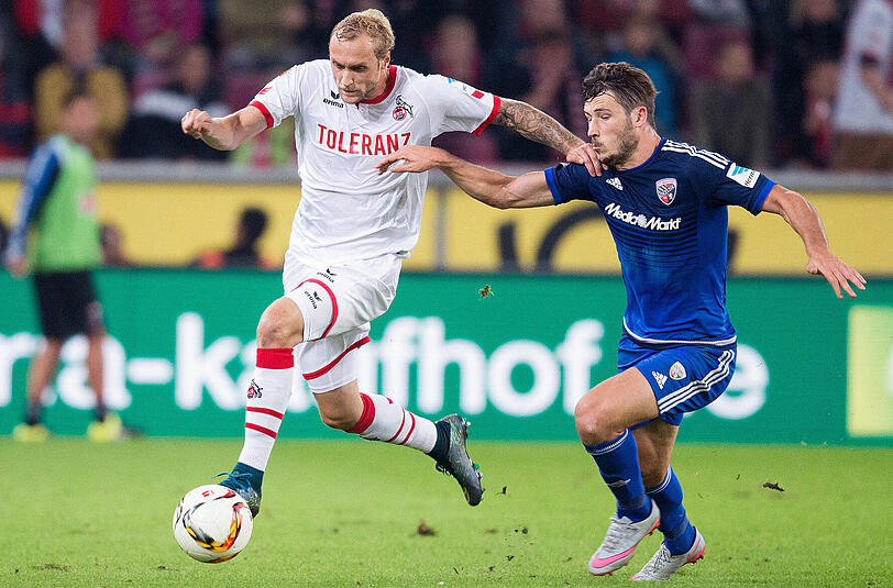 Kölns Marcel Risse (l) und Ingolstadts Mathew Leckie kämpfen um den Ball. Das Spiel endet 1:1 unentschieden.