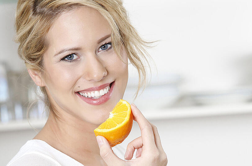 Orange sind der perfekte Snack für unterwegs. Sie liefern Kohlenhydrate, unterstützen dank des Vitamin-C-Gehalts das Immunsystem und hydrieren den Körper.
