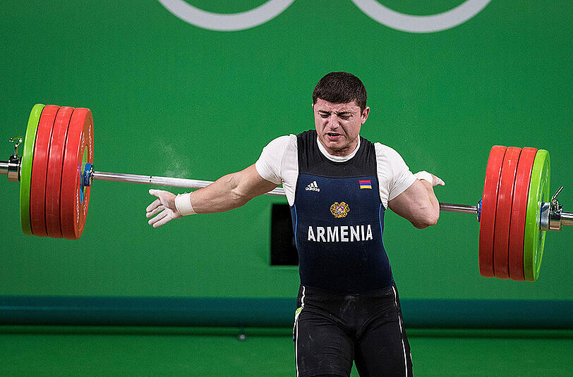Wieder schlimme Bilder aus Rio: Gewichtheber Andranik Karapetyan kugelt sich den Ellenbogen aus.