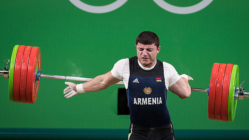 Wieder schlimme Bilder aus Rio: Gewichtheber Andranik Karapetyan kugelt sich den Ellenbogen aus. Wieder schlimme Bilder aus Rio: Gewichtheber Andranik Karapetyan kugelt sich den Ellenbogen aus.