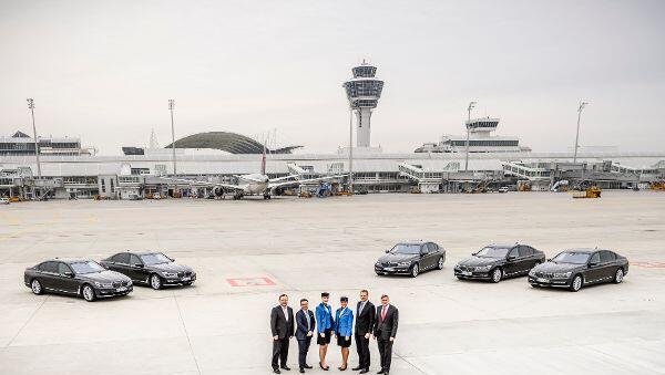 Mit der Luxus-Limousine übers Rollfeld: BMW stellt dem Münchner Flughafen fünf 740Le iPerformance als Shuttle-Service zur Verfügung. Mit der Luxus-Limousine übers Rollfeld: BMW stellt dem Münchner Flughafen fünf 740Le iPerformance als Shuttle-Service zur Verfügung.