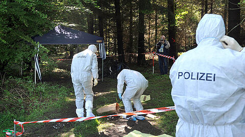 Kriminalbeamte untersuchen am 4. Juni 2010 bei Heidenheim-Nietheim den Waldboden. Dort wurde einen Tag zuvor von einem Spaziergänger mit Hund eine weibliche Leiche gefunden. Unweit dieser Stelle scheiterte am 12. Mai 2010 die Lösegeldübergabe für die entführte Bankersgattin Maria Bögerl.