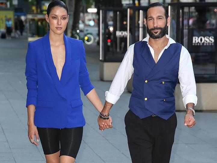 Massimo Sinato und Rebecca Mir mit trendiger Rdalerhose.
