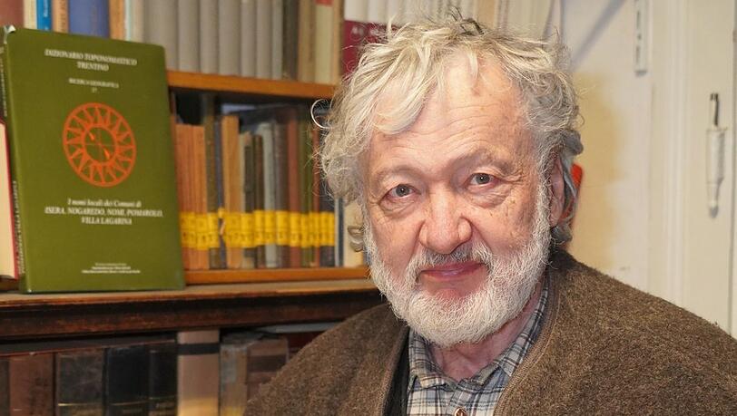"Alle wollen nach München - trotz seiner Architektur": Reinhard Bauer mit ein paar seiner vielen, vielen, vielen Bücher.