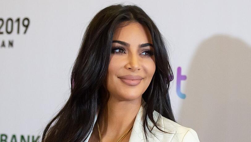 Kim Kardashian weiß, wie sie Fans auf ihre Modemarke aufmerksam machen kann.