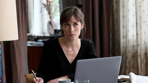Schauspielerin Friederike Becht als Jule Kronberg in der spannenden Thriller-Miniserie "Die Saat - Tödliche Macht".