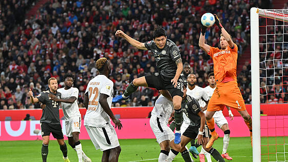 Ein fliegender Südkoreaner: Verteidiger Min-jae Kim nach einem Freistoß des FC Bayern.