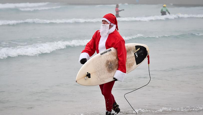Events mit surfenden Weihnachtsmännern gibt es mittlerweile in mehreren Ländern. (Archivbild)