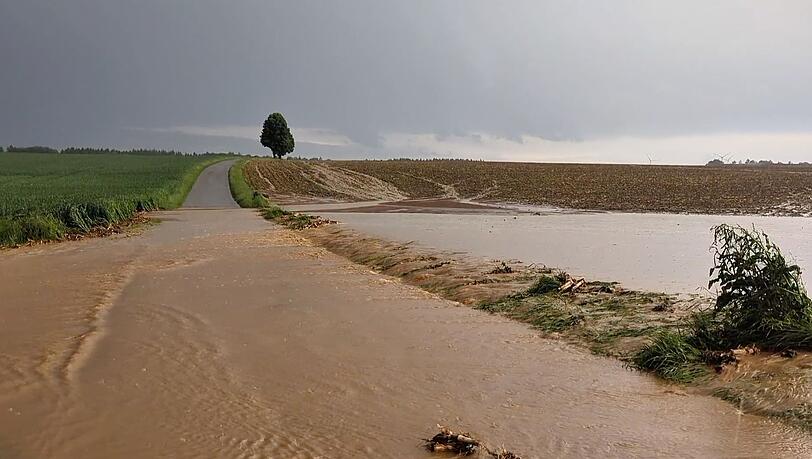Im ganzen Land sind Einsatzkräfte wegen der Unwetter ausgerückt.