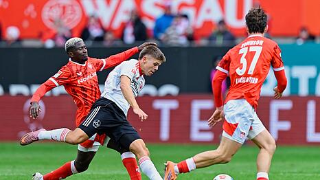 Nürnbergs Finn Becker (weißes Trikot) gegen Lauterer Abwehrbollwerk