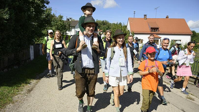 Bequem auf Papas Schultern: Der kleine Rupprecht ist zum zweiten Mal beim "L&ouml;wenmarsch" dabei. Auch Initiator Ludwig Prinz von Bayern und Gattin Sophie-Alexandra halten die Stellung.