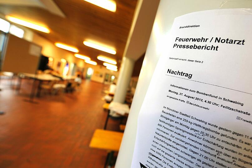 Ein Pressebericht der Feuerwehr hängt in den Notunterkünften...