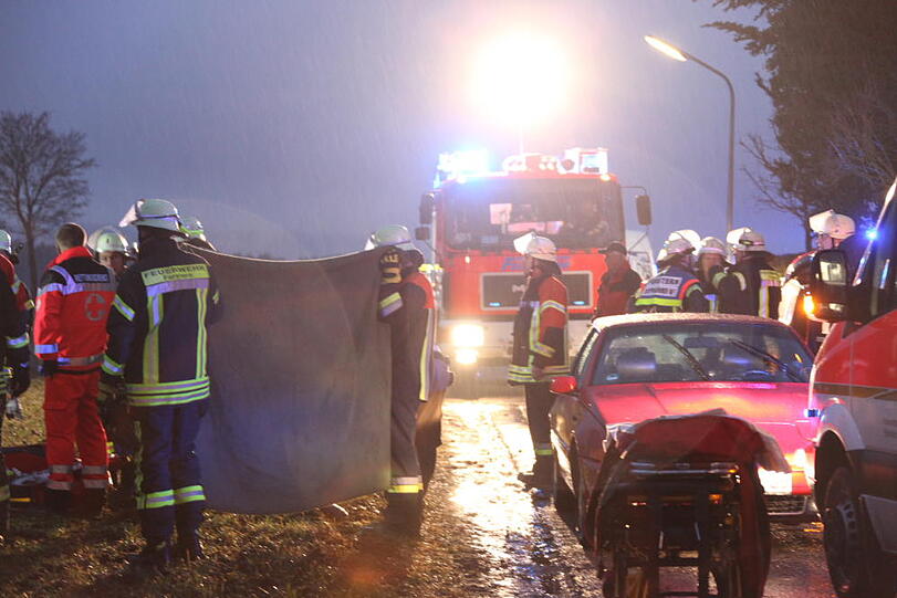 In Forstinning wurde eine Frau angefahren und schwer verletzt - Bilder von der Unfallstelle